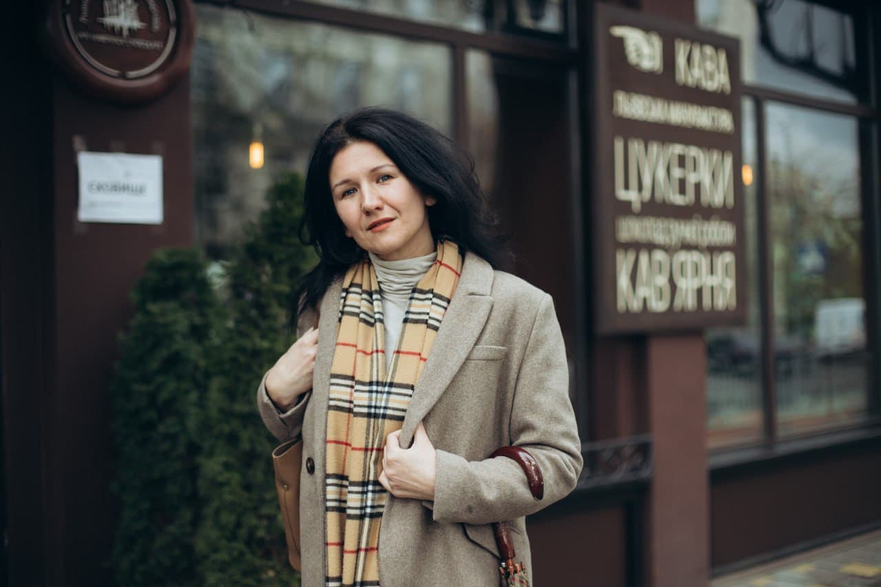 Психотерапевт Татьяна Колосова стоит на улице.